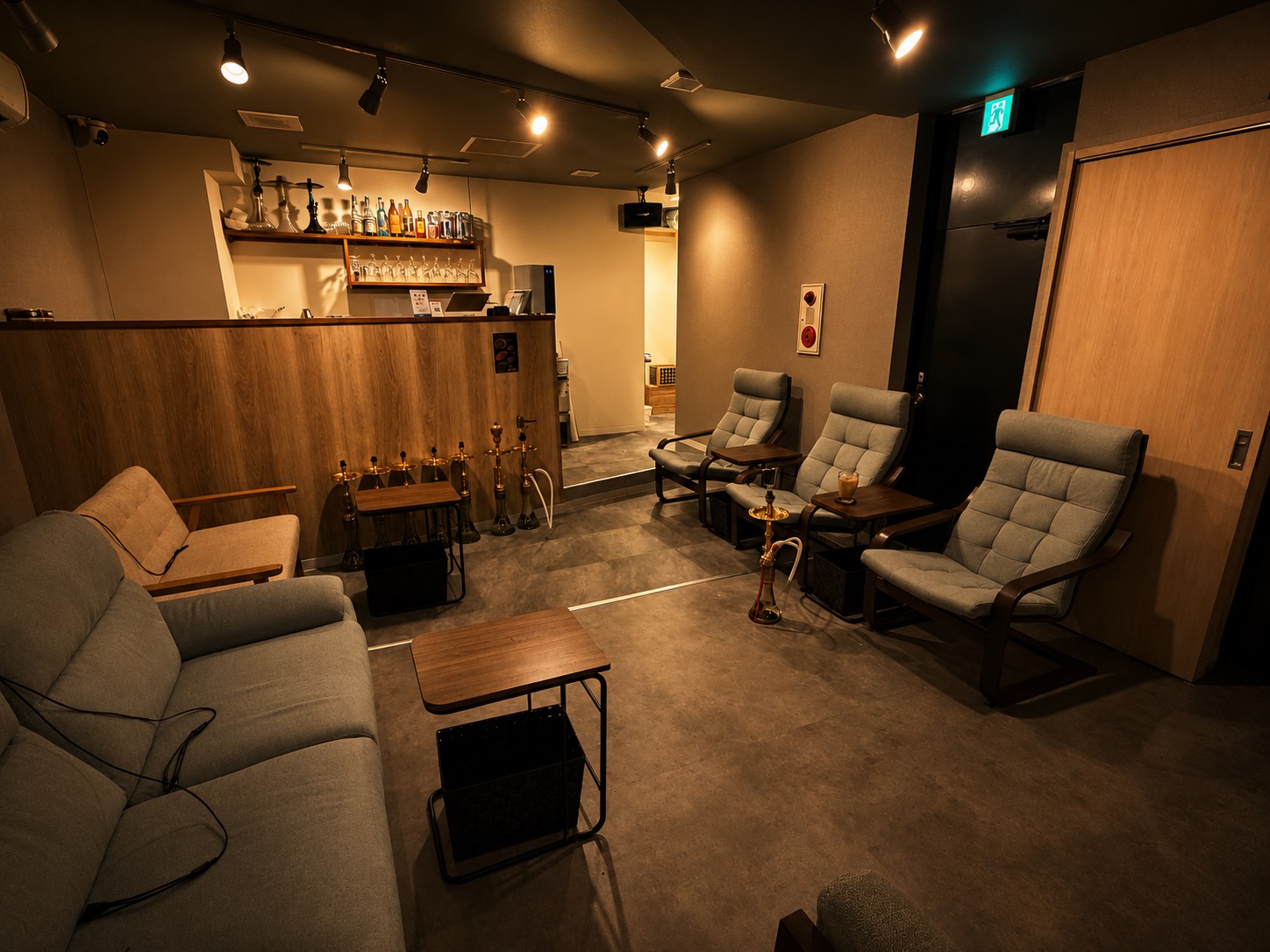 難波でゆっくり過ごせるシーシャカフェの店内